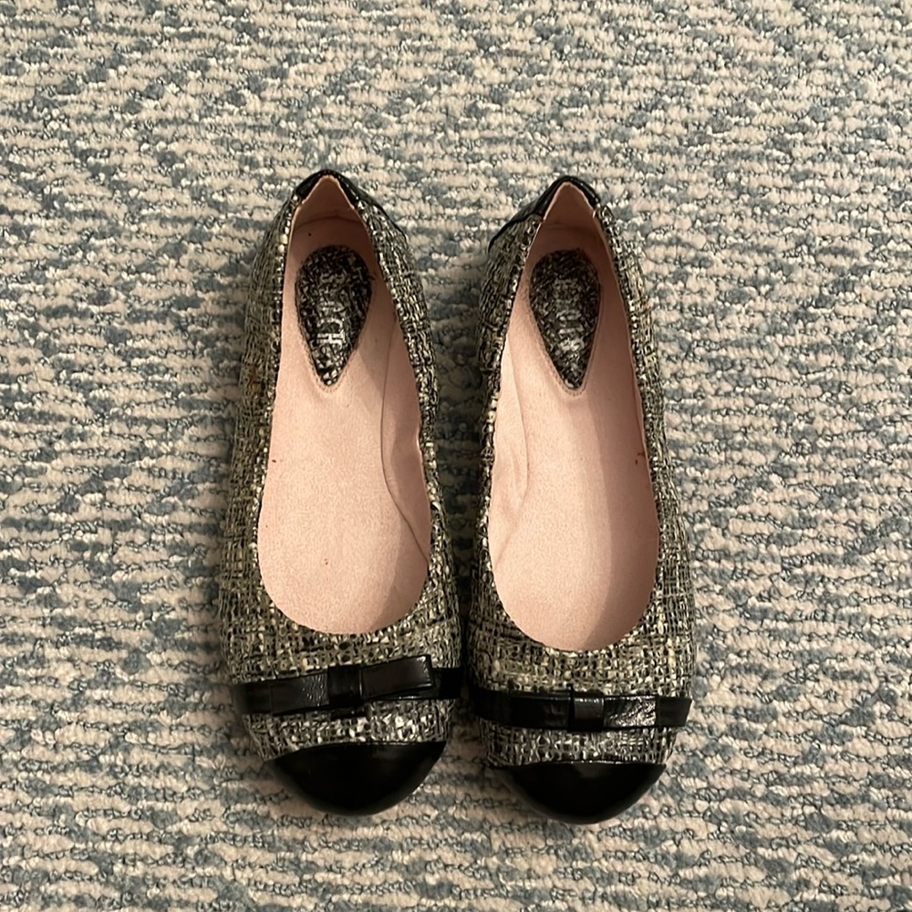 Bloch girls shoes. Size 30. Black and white. Bow front toe detail